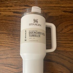 NWT Stanley 40oz Stainless Steel H2.0 FlowState Quencher Tumbler Brilliant White
